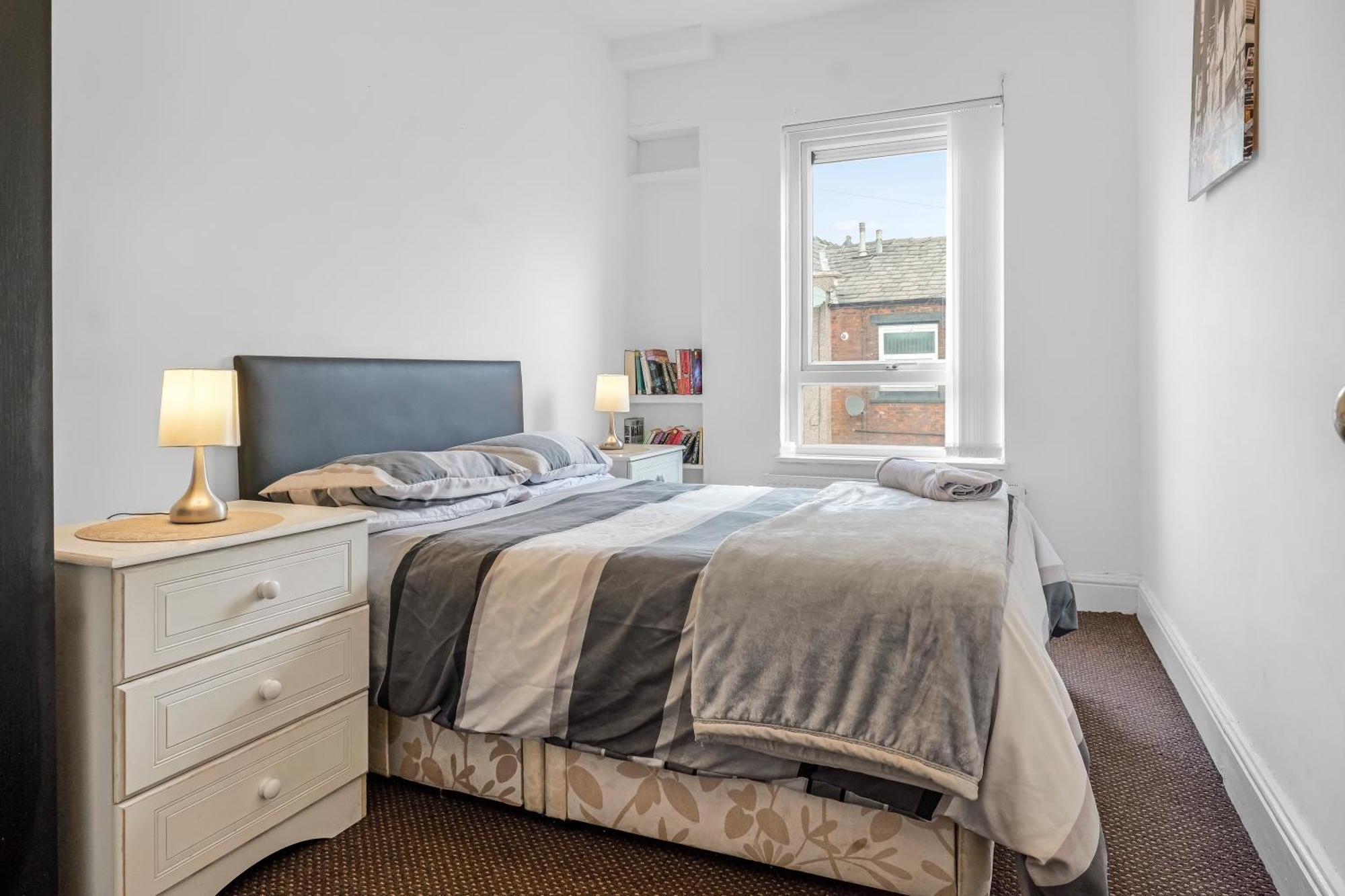 Rochdale 3 Bedroom House 2 Bath With Free Parking Sleeps 7 Екстериор снимка