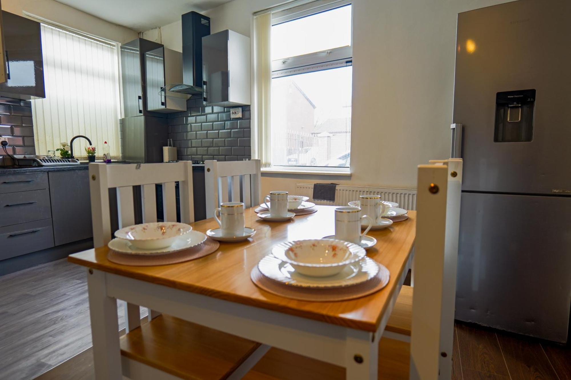 Rochdale 3 Bedroom House 2 Bath With Free Parking Sleeps 7 Екстериор снимка
