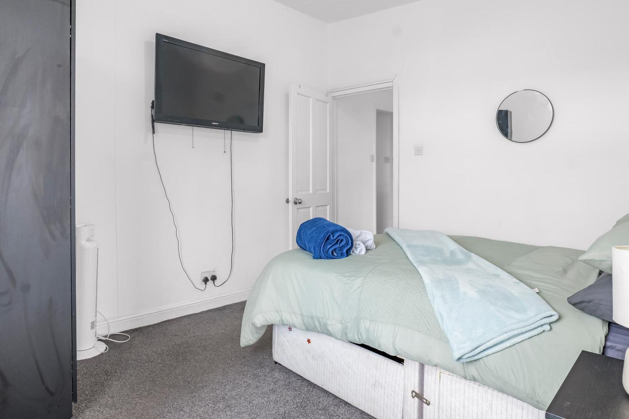 Rochdale 3 Bedroom House 2 Bath With Free Parking Sleeps 7 Екстериор снимка